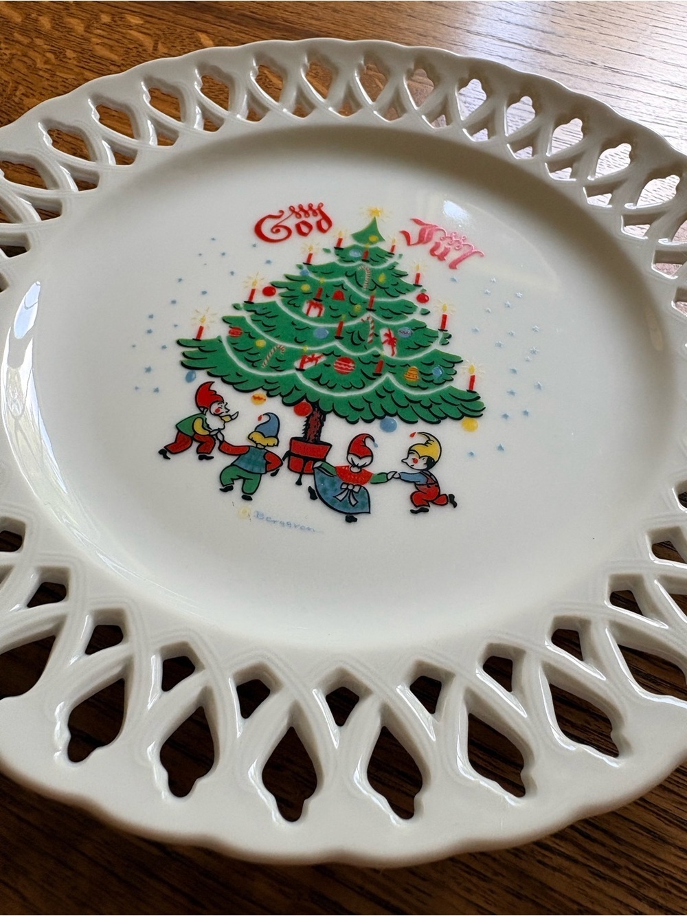 Vintage Lace Edge Berggren Christmas Plate with Tree and Children- Swedish - Picture 8 of 10